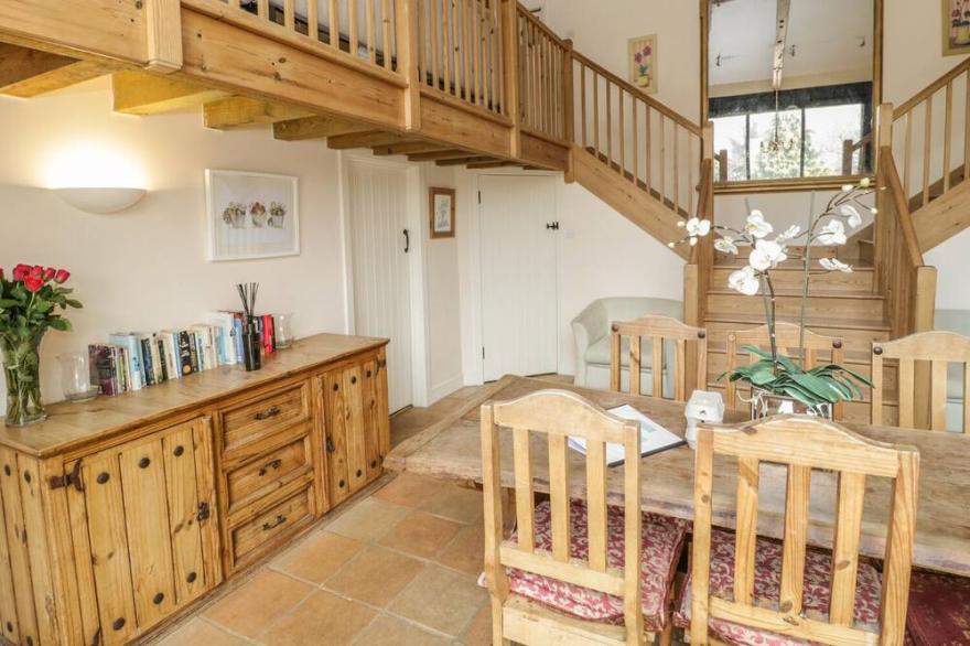THE BARN, pet friendly, luxury holiday cottage in Shaftesbury