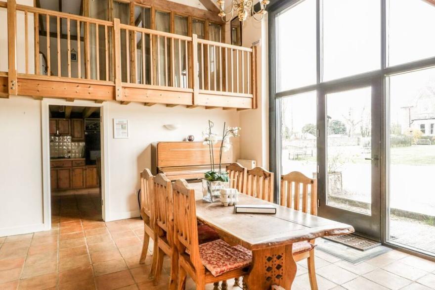 THE BARN, pet friendly, luxury holiday cottage in Shaftesbury