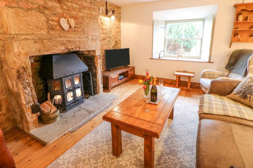 BRUNO'S BOTHY, pet friendly, with open fire in Belford