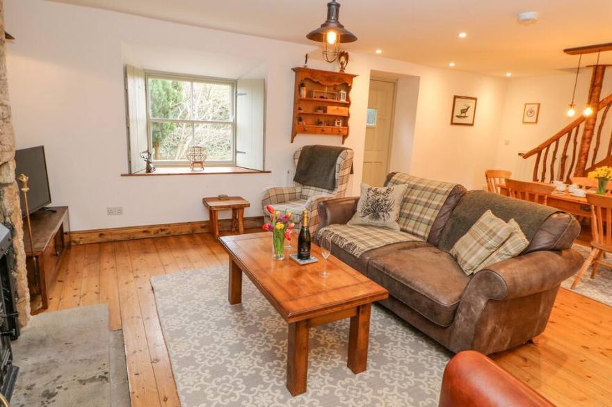 BRUNO'S BOTHY, pet friendly, with open fire in Belford