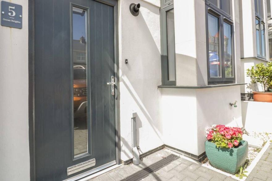 5 OCEAN HEIGHTS, pet friendly, country holiday cottage in Newquay