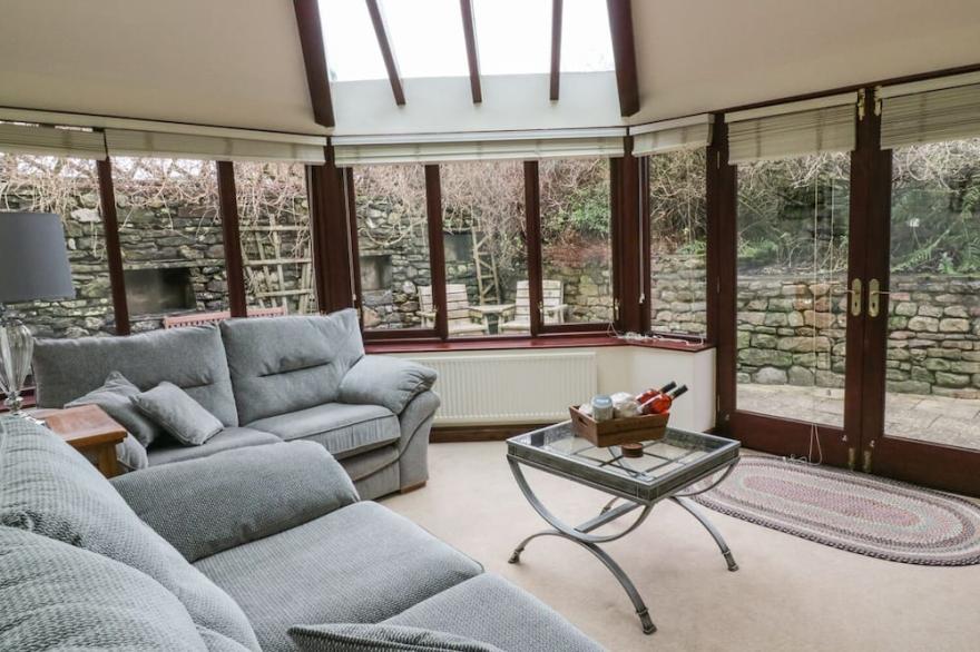 HILL BANK, family friendly, with open fire in Hutton Roof