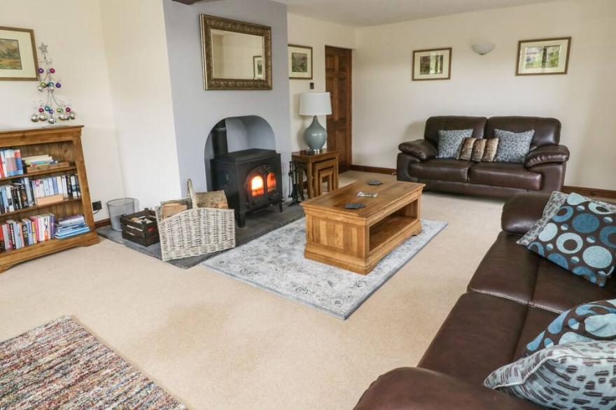 HILL BANK, family friendly, with open fire in Hutton Roof