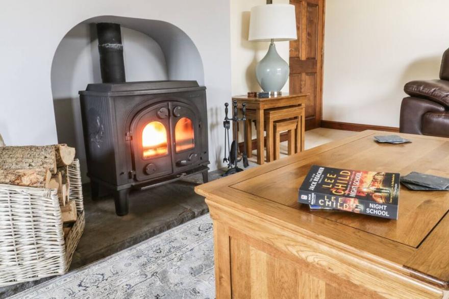 HILL BANK, family friendly, with open fire in Hutton Roof