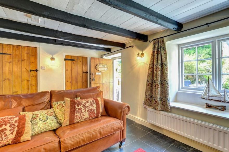Alice's Cottage - Two Bedroom House, Sleeps 4
