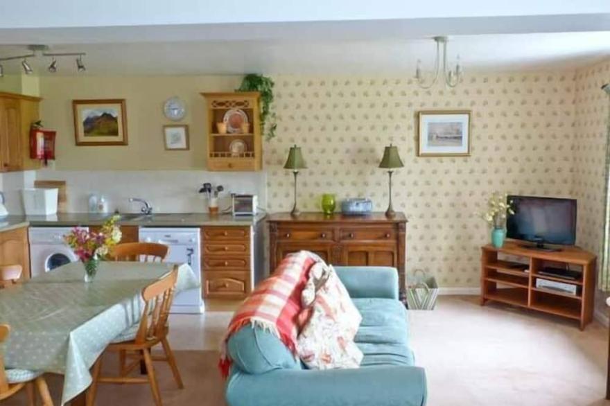 SKIDDAW, pet friendly, character holiday cottage in Bassenthwaite