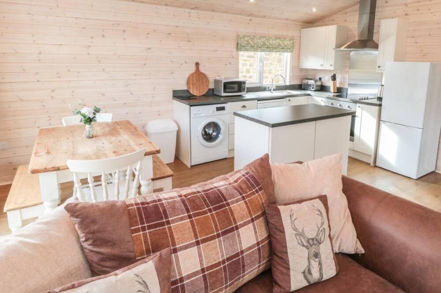 THORNTREE LODGE, pet friendly, country holiday cottage in Rowsley