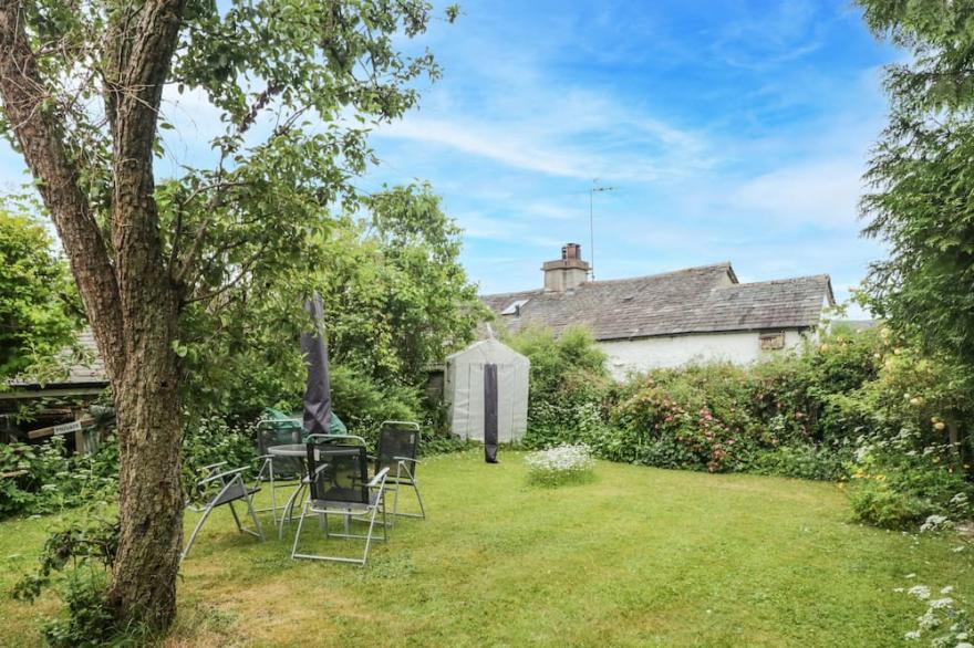 THE ORCHARD, family friendly, character holiday cottage in Levens
