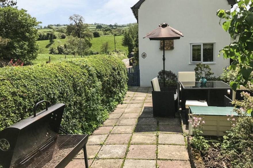 GEORGE COTTAGE, pet friendly, character holiday cottage in Clun