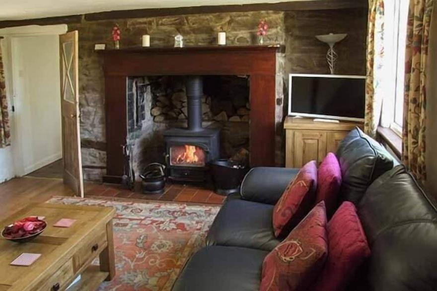 GEORGE COTTAGE, pet friendly, character holiday cottage in Clun