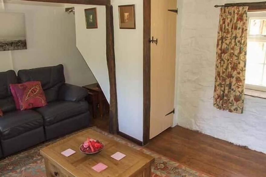 GEORGE COTTAGE, pet friendly, character holiday cottage in Clun
