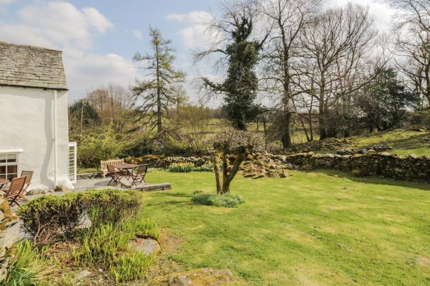 TOWN END FARMHOUSE, family friendly, with open fire in Newby Bridge