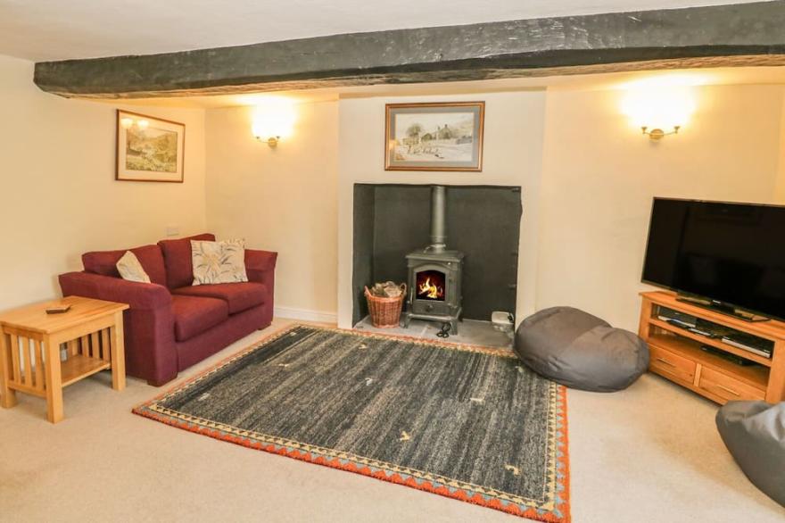 TOWN END FARMHOUSE, family friendly, with open fire in Newby Bridge