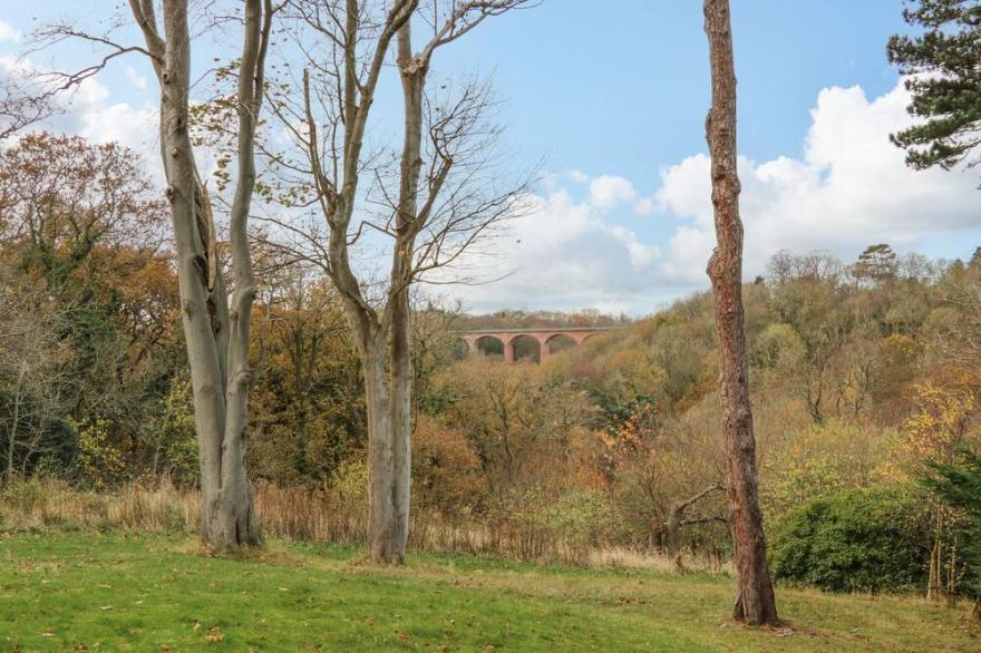 BLUEBELL LODGE, pet friendly, with a garden in Saltburn-By-The-Sea