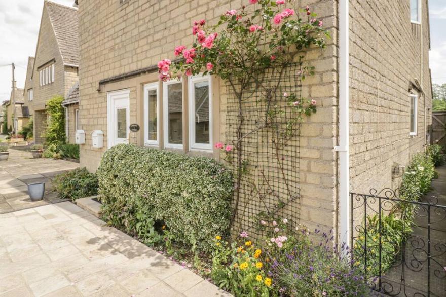 ROSEMARY COTTAGE, family friendly in Bourton-On-The-Water