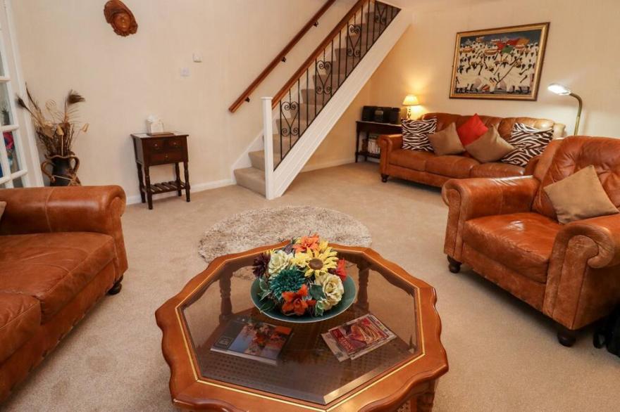 ROSEMARY COTTAGE, family friendly in Bourton-On-The-Water