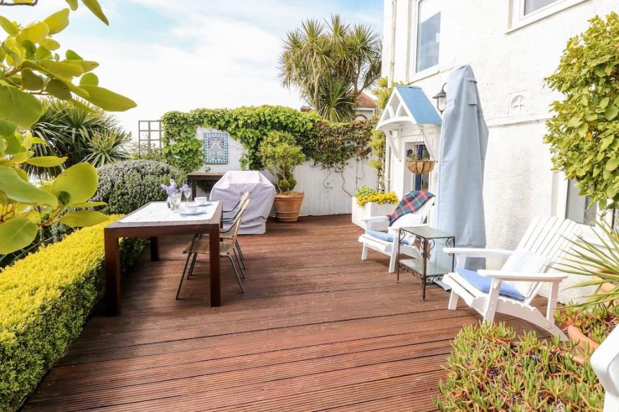 THE DECK STUDIO, romantic, luxury holiday cottage in Ventnor