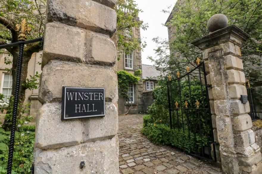 WINSTER HALL, pet friendly, luxury holiday cottage in Winster