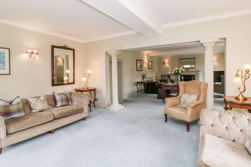 WINSTER HALL, pet friendly, luxury holiday cottage in Winster