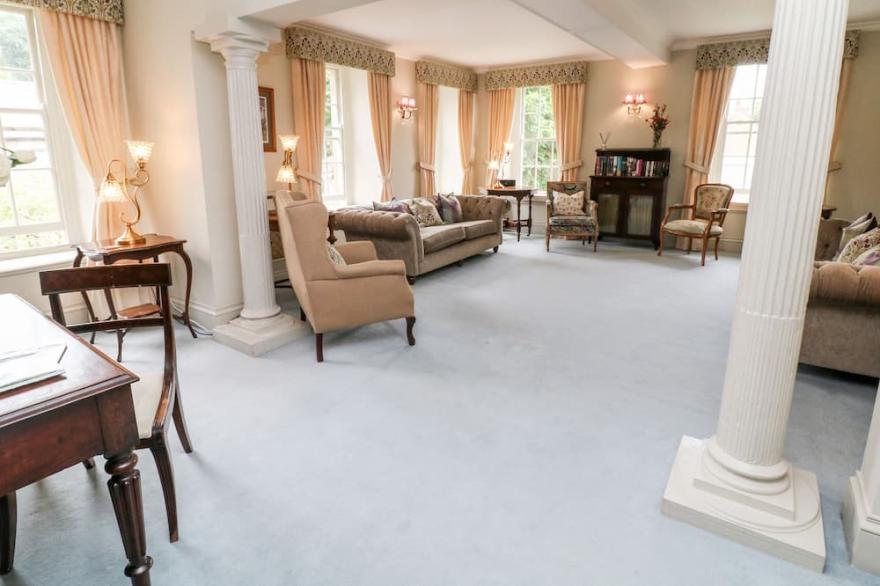 WINSTER HALL, pet friendly, luxury holiday cottage in Winster