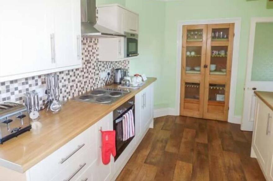 MAYFIELD MANOR, pet friendly, character holiday cottage in Whitby