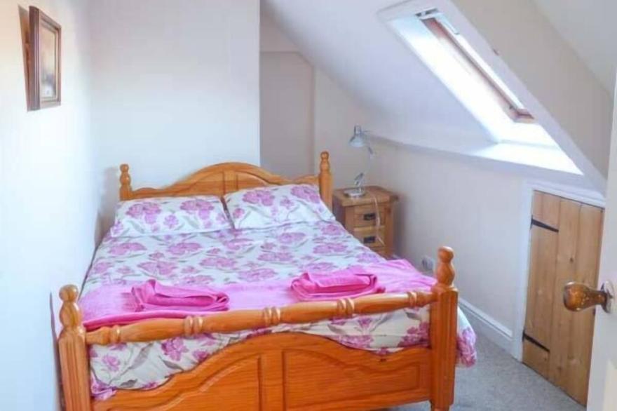 MAYFIELD MANOR, pet friendly, character holiday cottage in Whitby