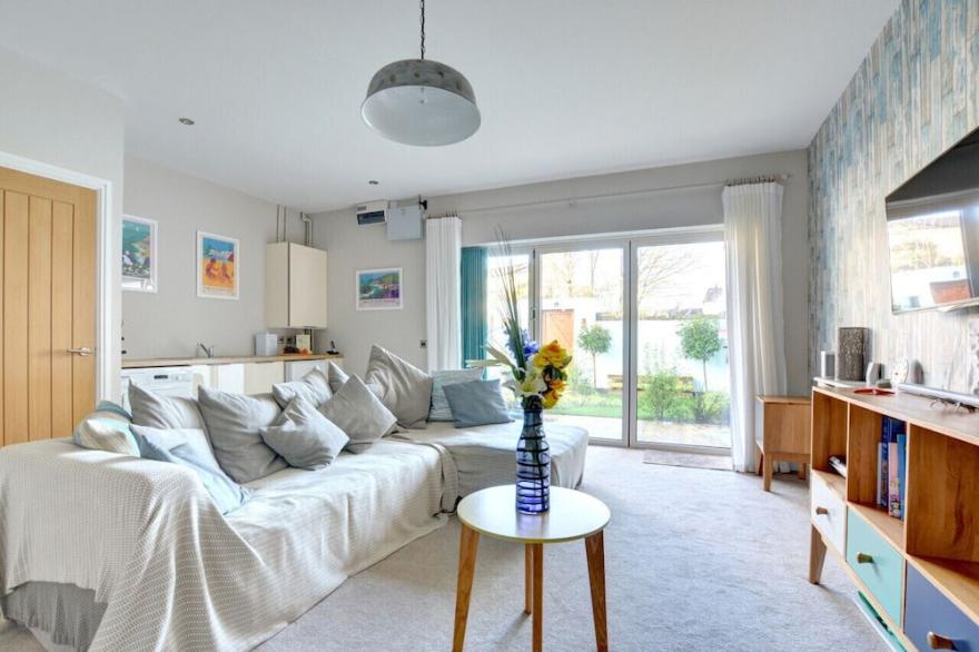 Ty Glas Apartment - One Bedroom Apartment, Sleeps 2