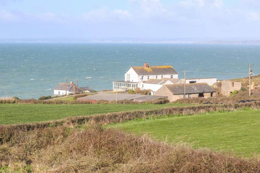 THE BARN, pet friendly, country holiday cottage in Gunwalloe