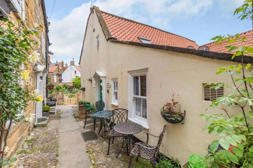 BRINCLIFFE COTTAGE, family friendly in Robin Hood’s Bay