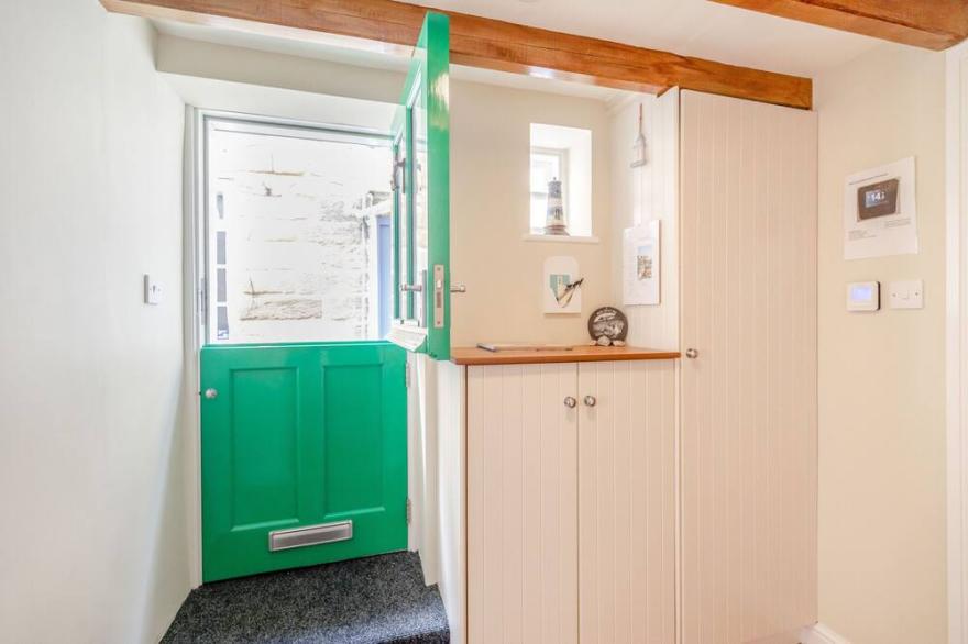 BRINCLIFFE COTTAGE, family friendly in Robin Hood’s Bay