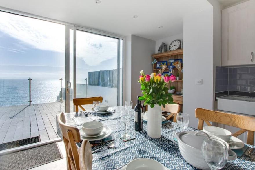 Karrek Beach House - Three Bedroom House, Sleeps 6