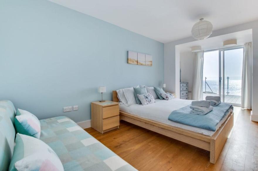 Karrek Beach House - Three Bedroom House, Sleeps 6