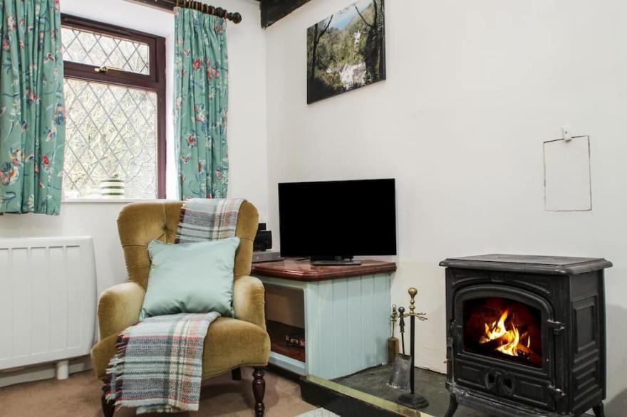 COACHMAN'S, character holiday cottage, with open fire in Tintagel