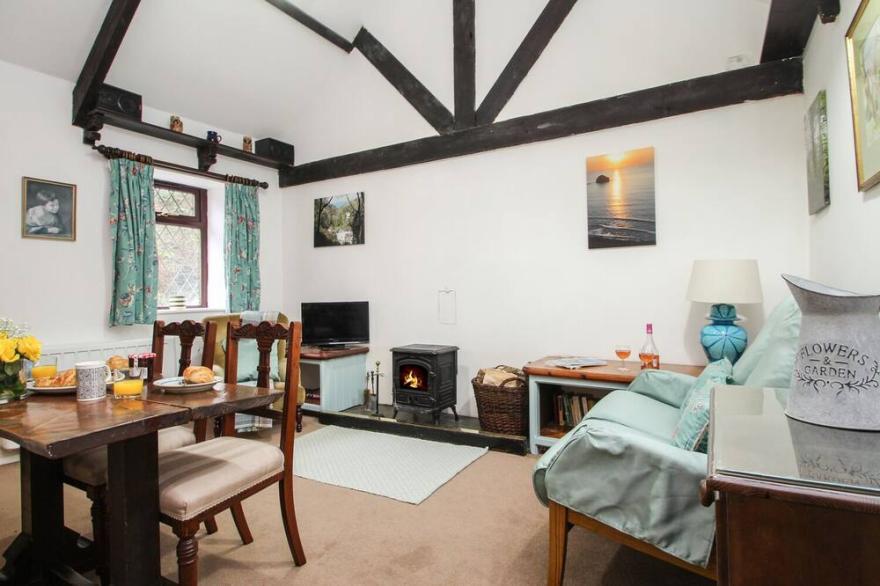 COACHMAN'S, character holiday cottage, with open fire in Tintagel