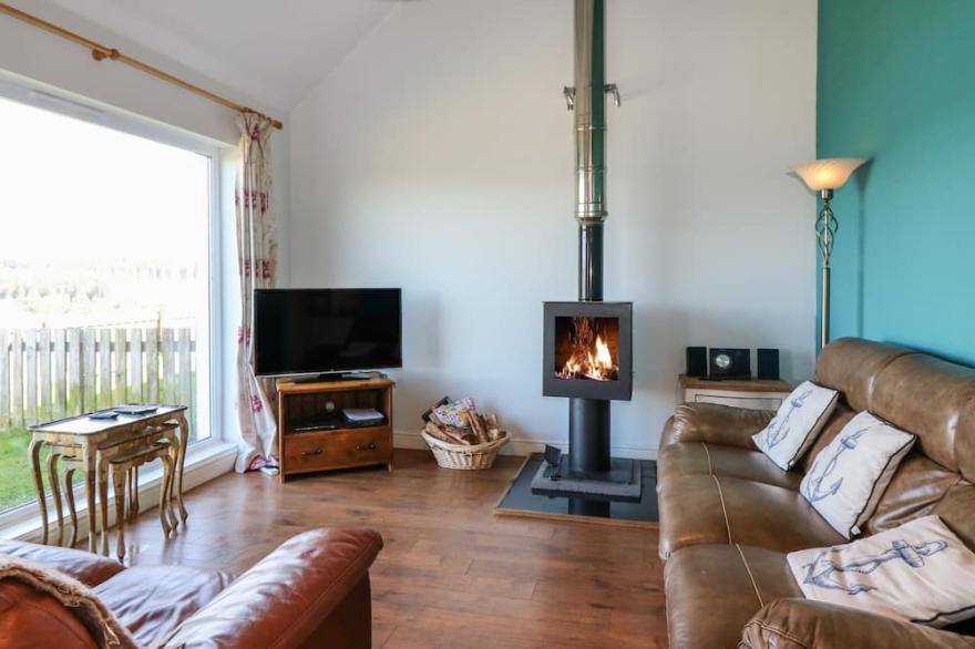 STARFISH COTTAGE, pet friendly, with open fire in Salen, Isle Of Mull