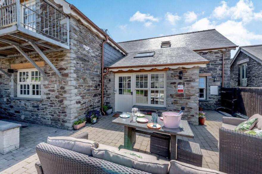 YSGUBOR ISAF, pet friendly, with a garden in Newcastle Emlyn
