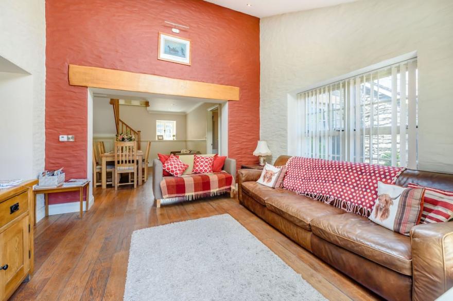 YSGUBOR ISAF, pet friendly, with a garden in Newcastle Emlyn