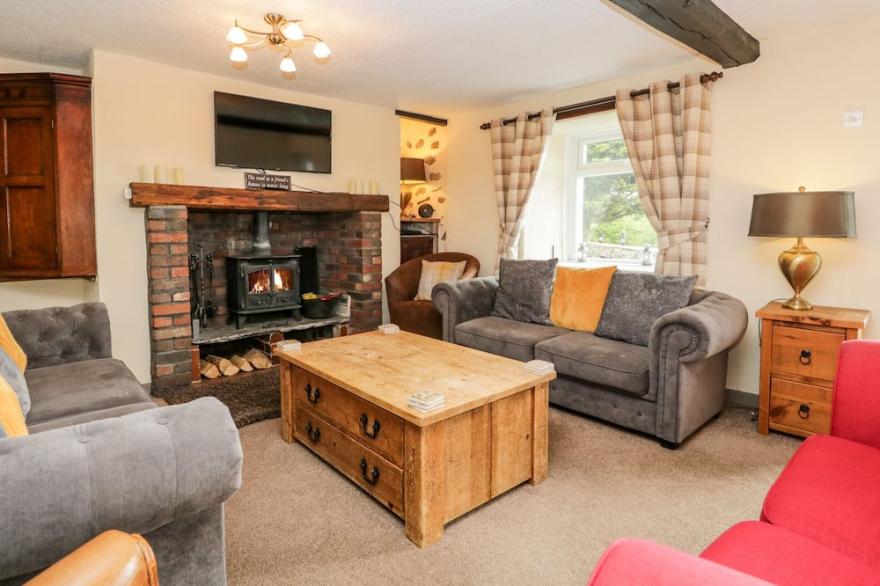 NEAR BANK COTTAGE, pet friendly, with hot tub in Waberthwaite