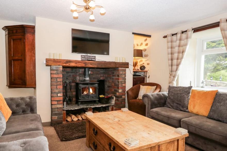 NEAR BANK COTTAGE, pet friendly, with hot tub in Waberthwaite
