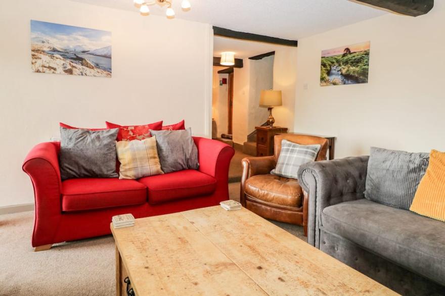 NEAR BANK COTTAGE, pet friendly, with hot tub in Waberthwaite