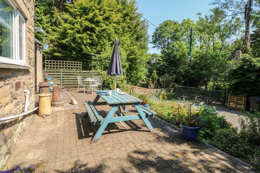 HOLLIE COTTAGE, pet friendly, with a garden in Haltwhistle