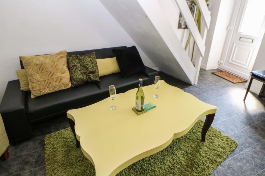 HOLLIE COTTAGE, pet friendly, with a garden in Haltwhistle