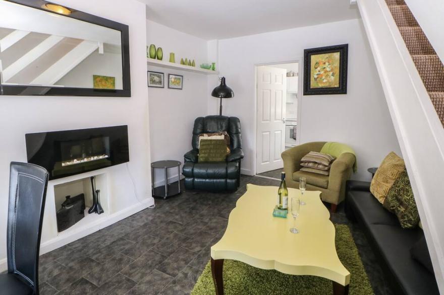 HOLLIE COTTAGE, pet friendly, with a garden in Haltwhistle