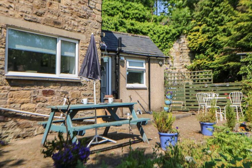 HOLLIE COTTAGE, pet friendly, with a garden in Haltwhistle