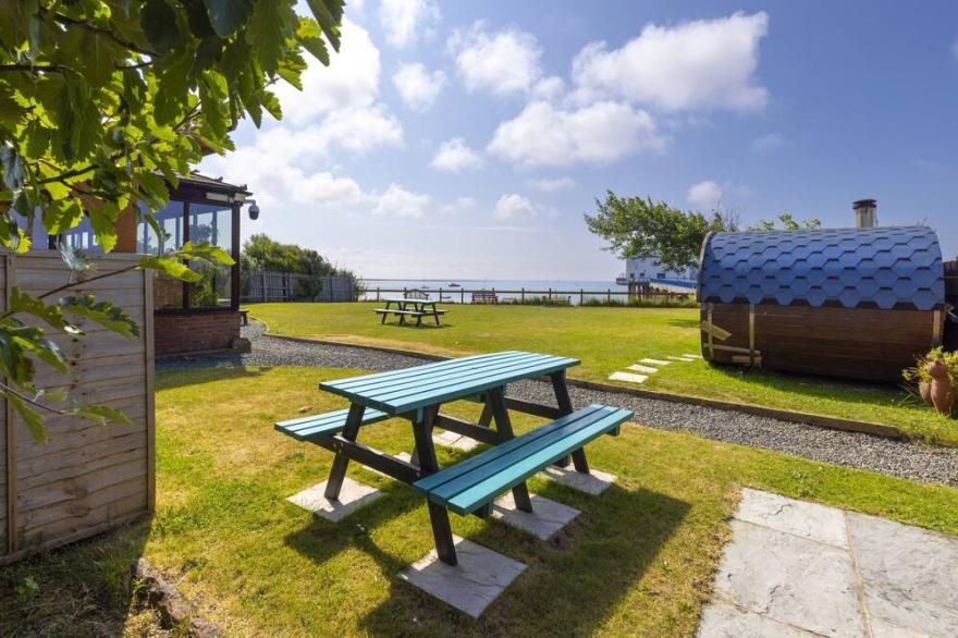 ROA ISLAND HOUSE, family friendly, with hot tub in Roa Island
