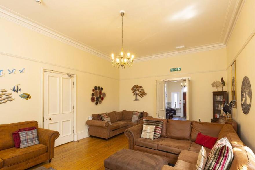 ROA ISLAND HOUSE, family friendly, with hot tub in Roa Island