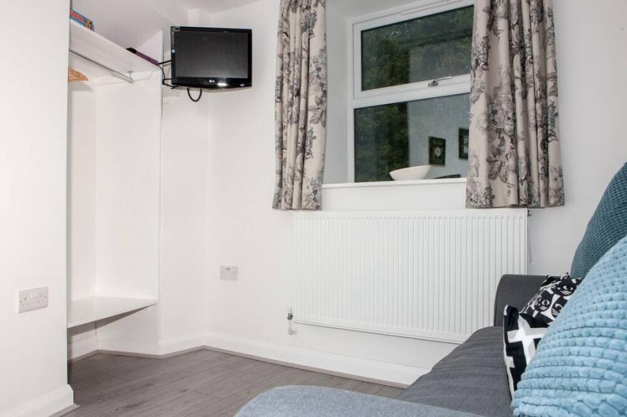 CARTERS COTTAGE, pet friendly, with a garden in Chapel-En-Le-Frith