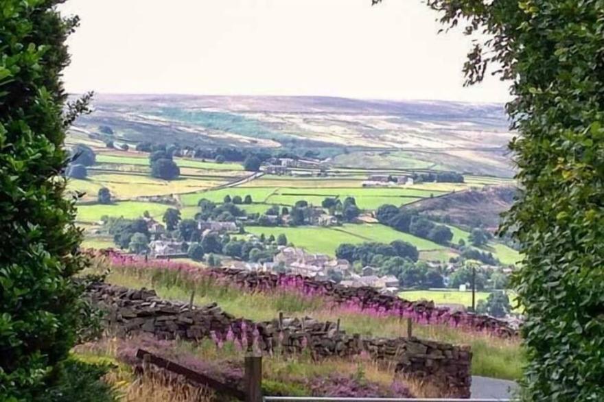 QUARRY BANK HOUSE, pet friendly, with hot tub in Oxenhope