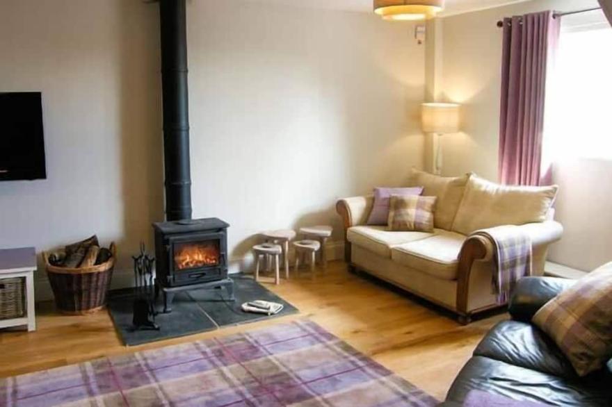 DOUGLAS COTTAGE, with hot tub in Penycae