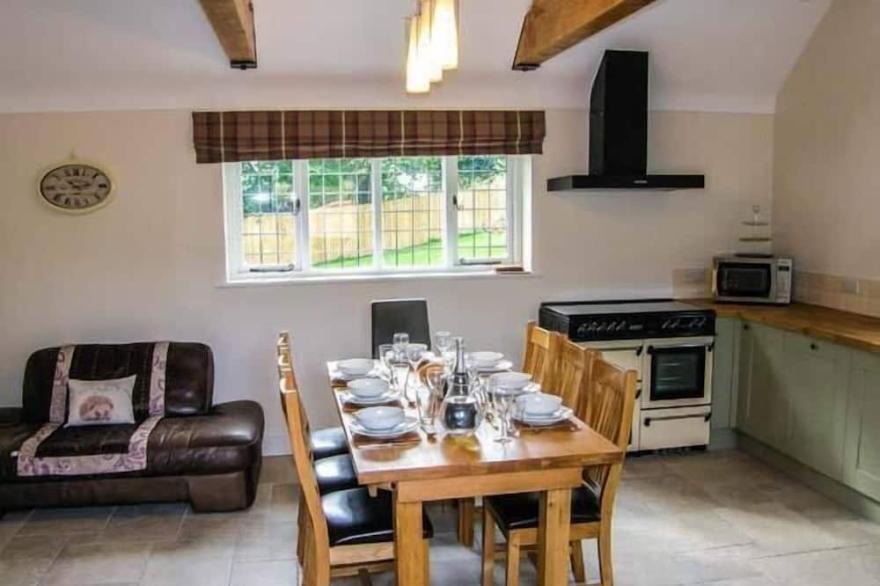 DOUGLAS COTTAGE, with hot tub in Penycae